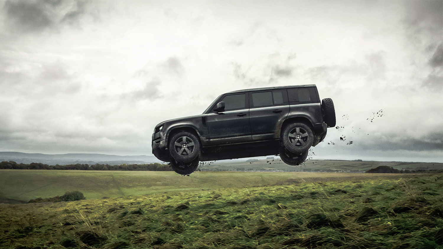 Defender, Range Rover en Jaguar stuntauto’s uit NTTD onder de hamer voor goede doel