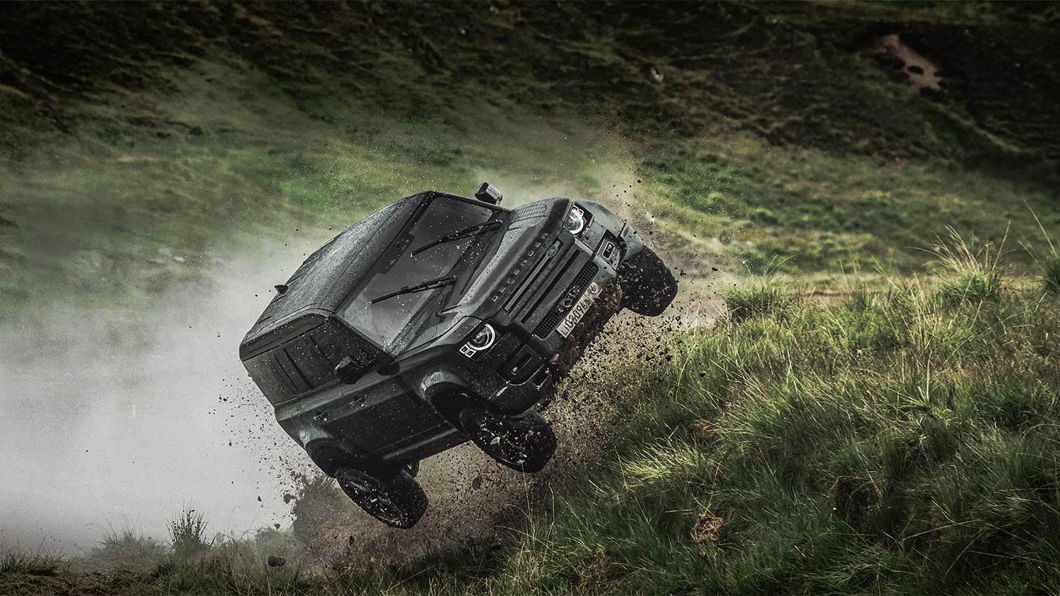 Defender, Range Rover en Jaguar stuntauto’s uit NTTD onder de hamer voor goede doel