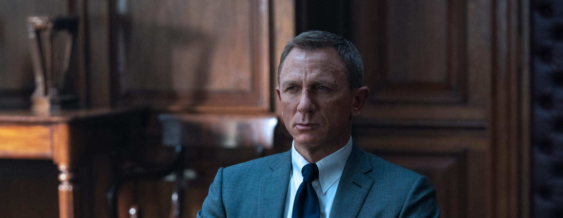 Queen Elizabeth eert Daniel Craig met bijzondere, CMG, eretitel