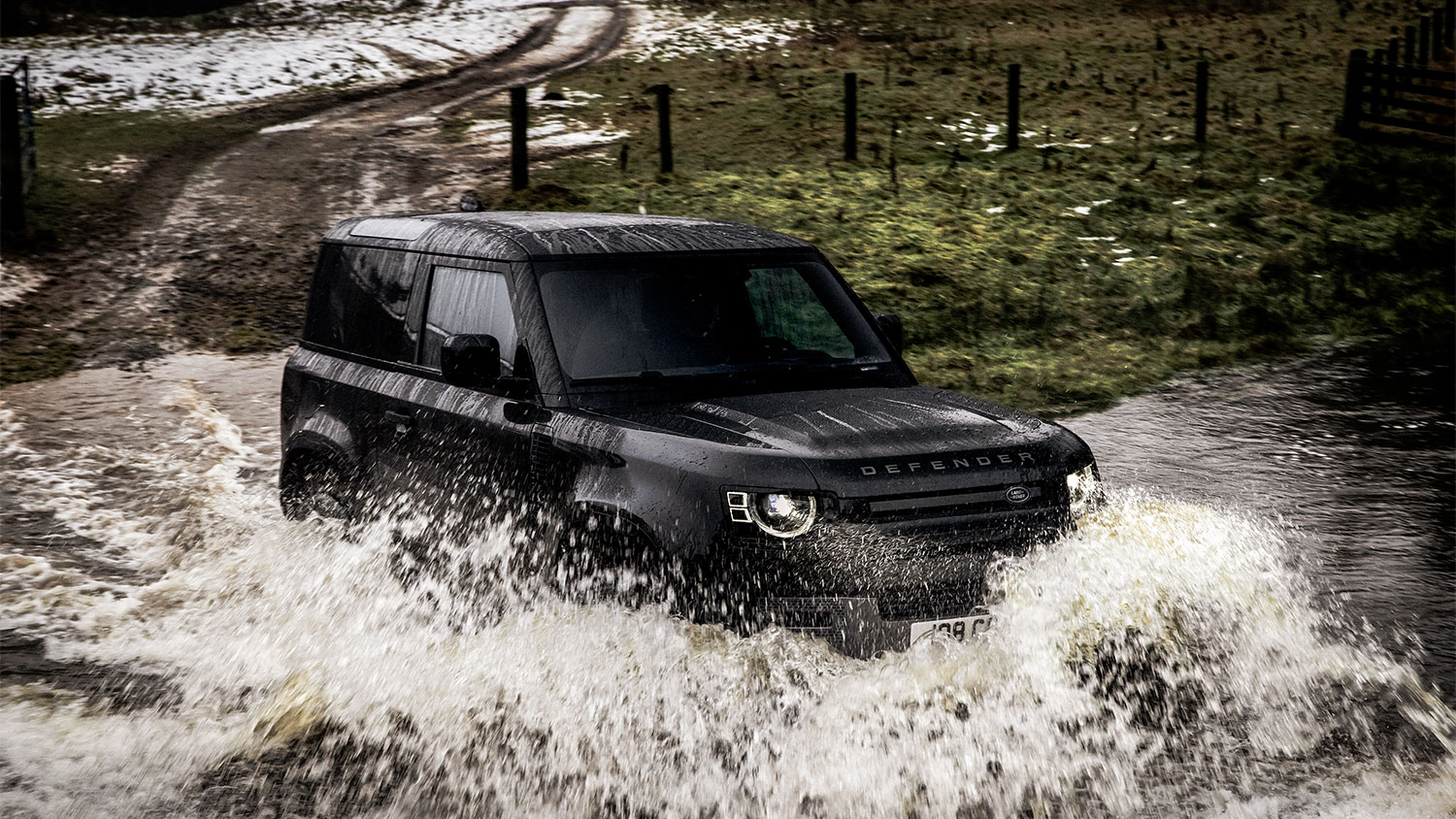 de-land-rover-defender-v8-een-outdoor-en-urban-monster-hero2