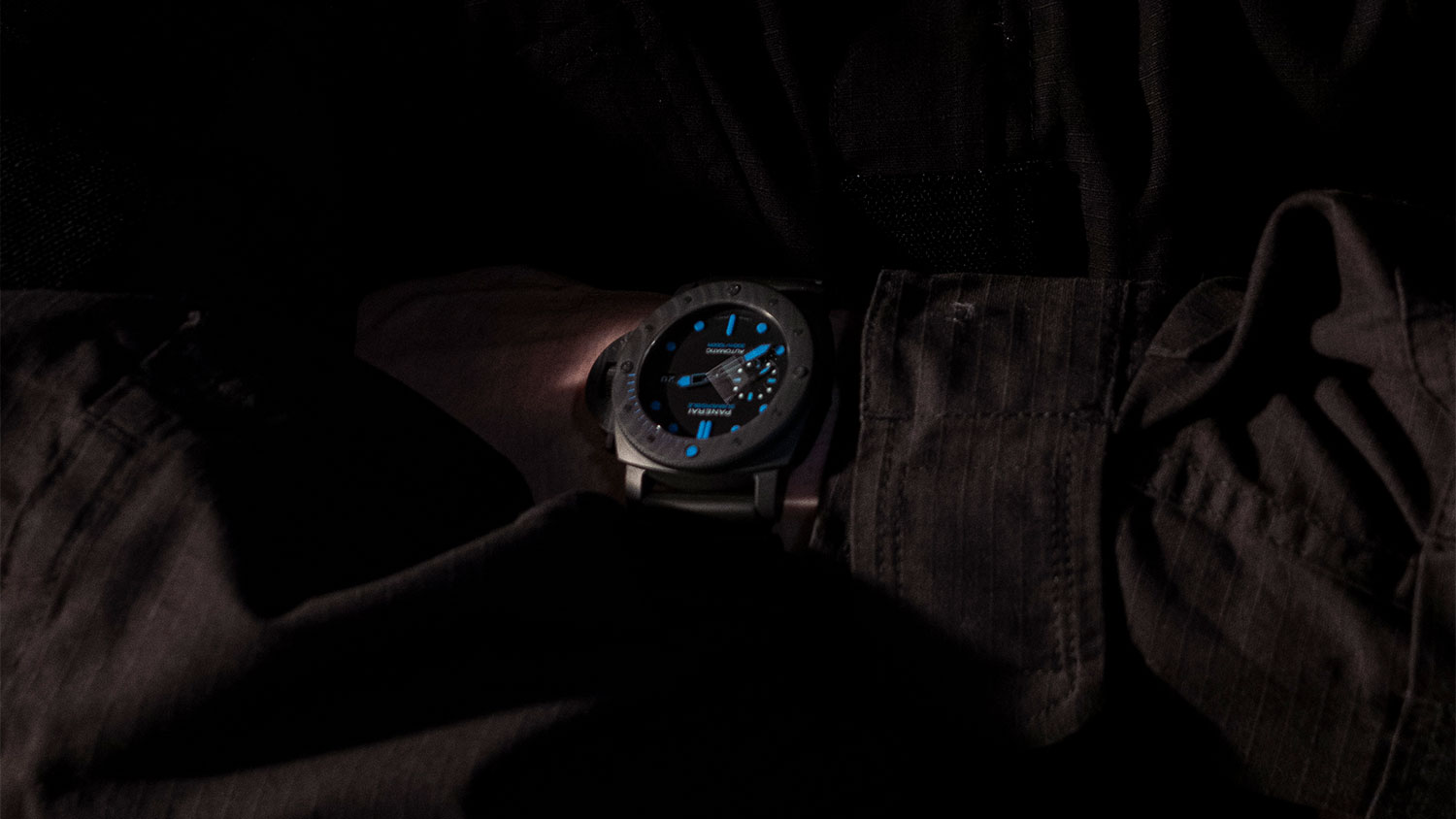jason-statham-gaat-voor-panerai-submersible-carbotech-in-five-eyes-hero