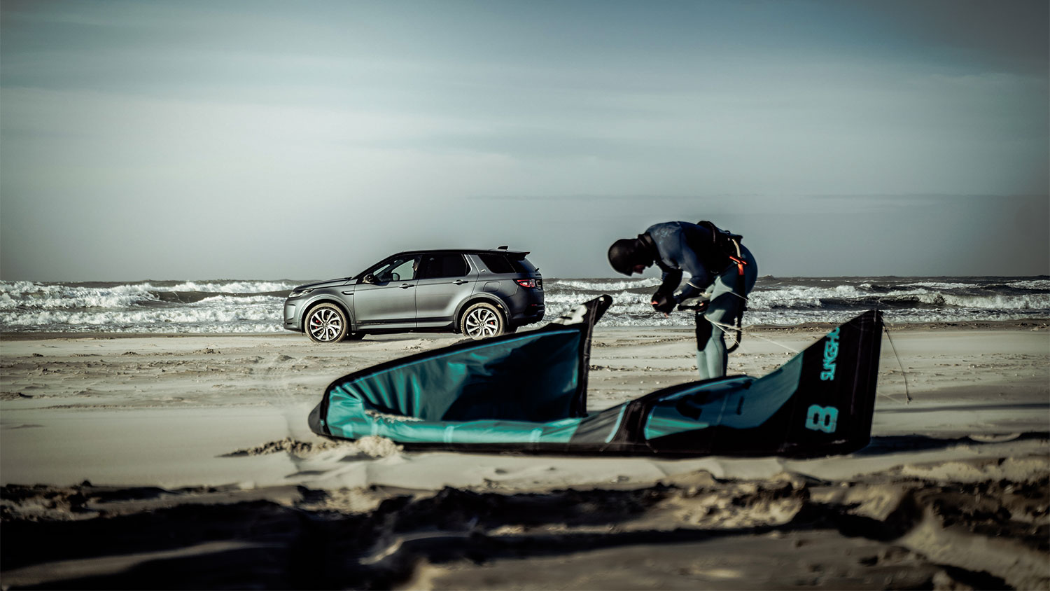 De Land Rover Plug-in Hybrid Vs Kitesurfer Youri Zoon tijdens ‘The Perfect Storm’