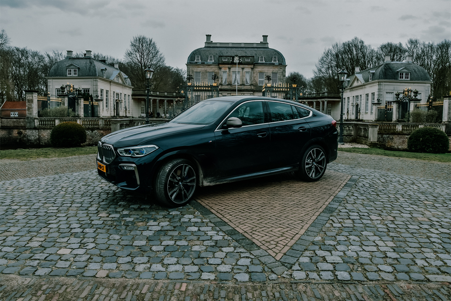 menquiry-autotest-bmw-x6-m50i-hero