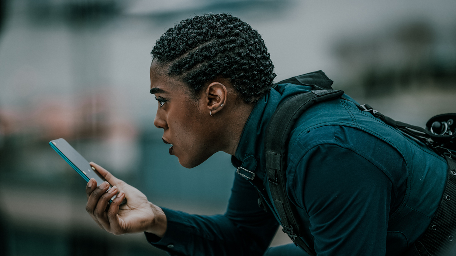 Bond-babe Lashana Lynch onthult nieuwe Nokia smartphone