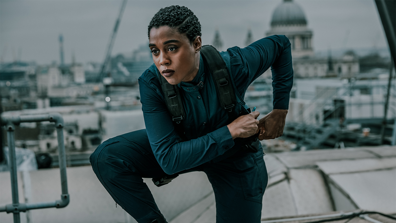 Bond-babe Lashana Lynch onthult nieuwe Nokia smartphone