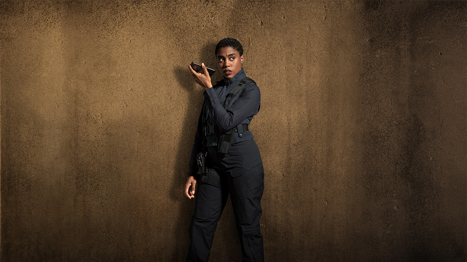 Bond-babe Lashana Lynch onthult nieuwe Nokia smartphone