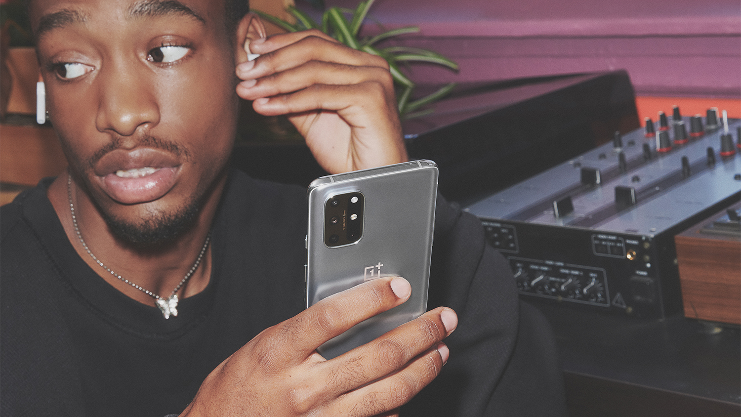 menquiry-de-nieuwe-smartphone-oneplus-8t-hero