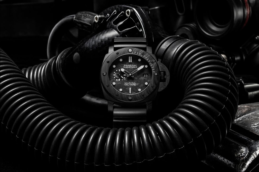 menquiry-de-panerai-submersible-marina-militare-carbotech-hero