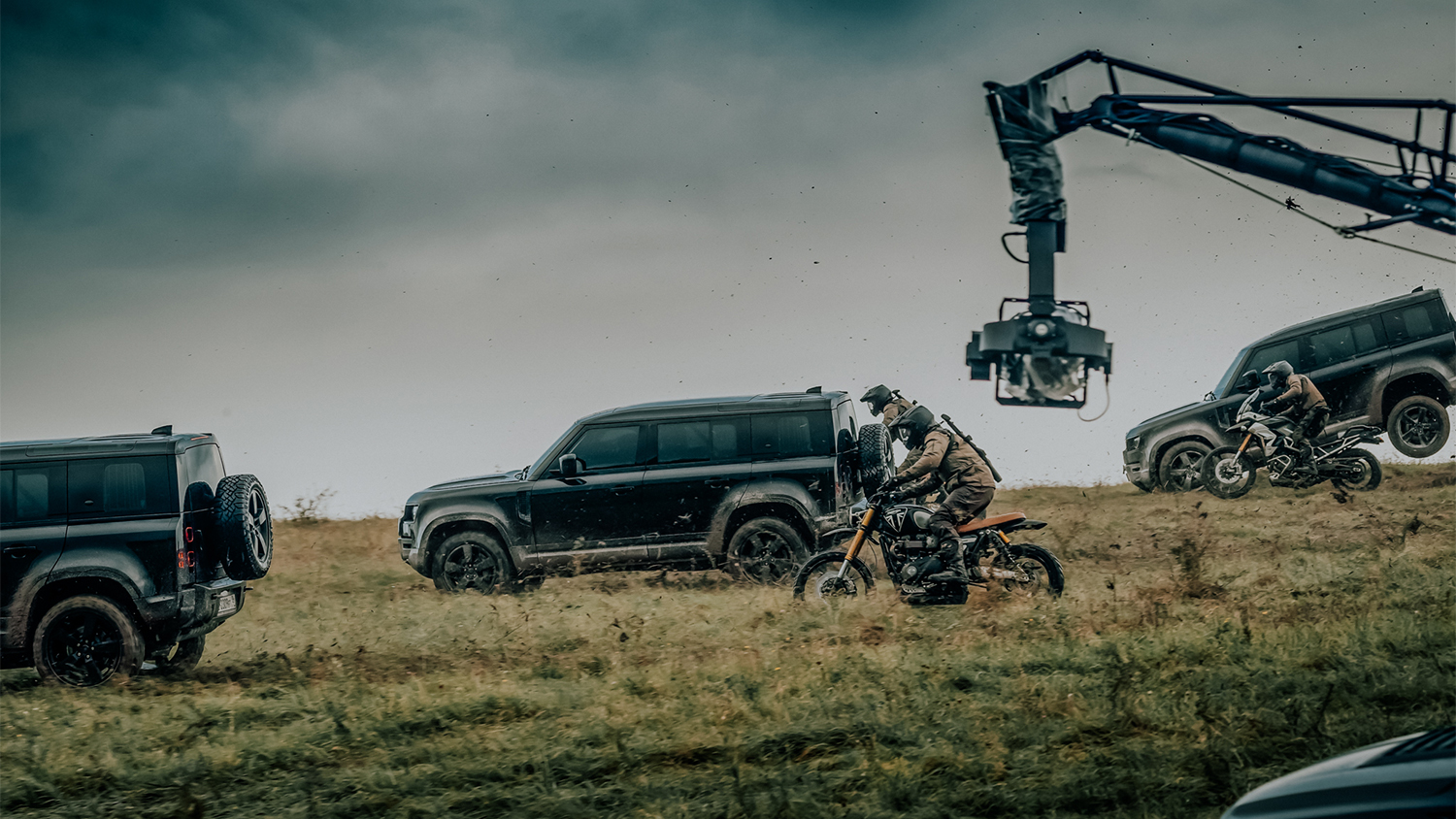 James Bond kiest luchtruim met de nieuwe Land Rover Defender in No Time To die