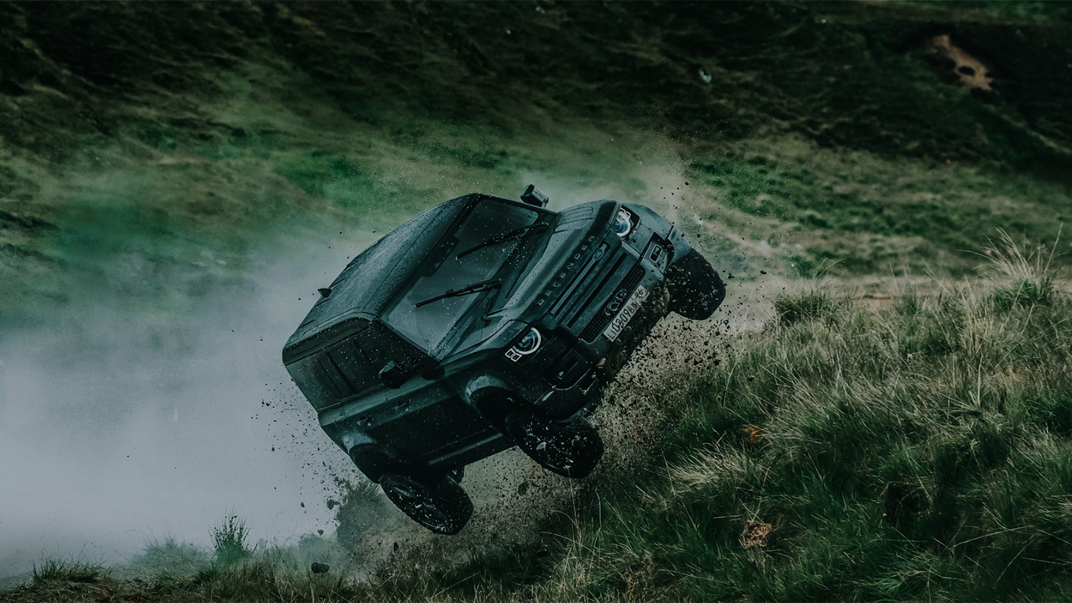 James Bond kiest luchtruim met de nieuwe Land Rover Defender in No Time To die