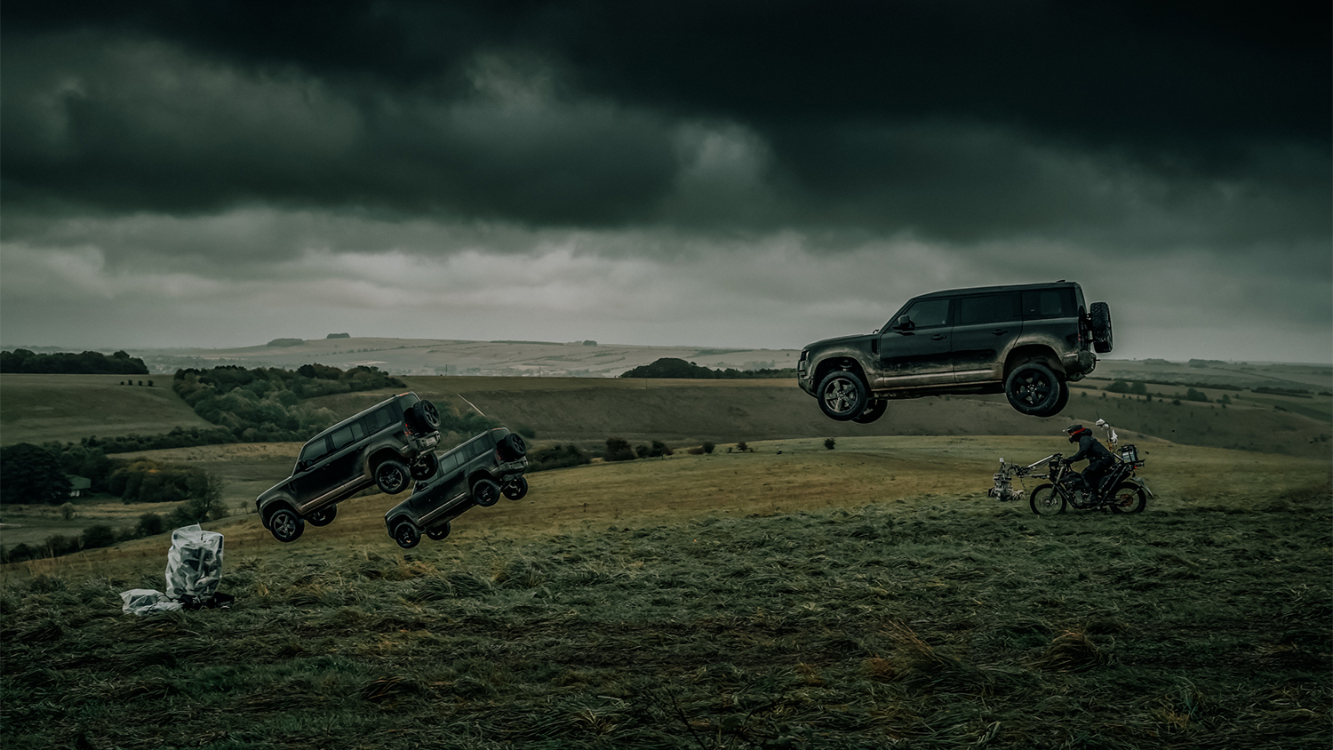 James Bond kiest luchtruim met de nieuwe Land Rover Defender in No Time To die