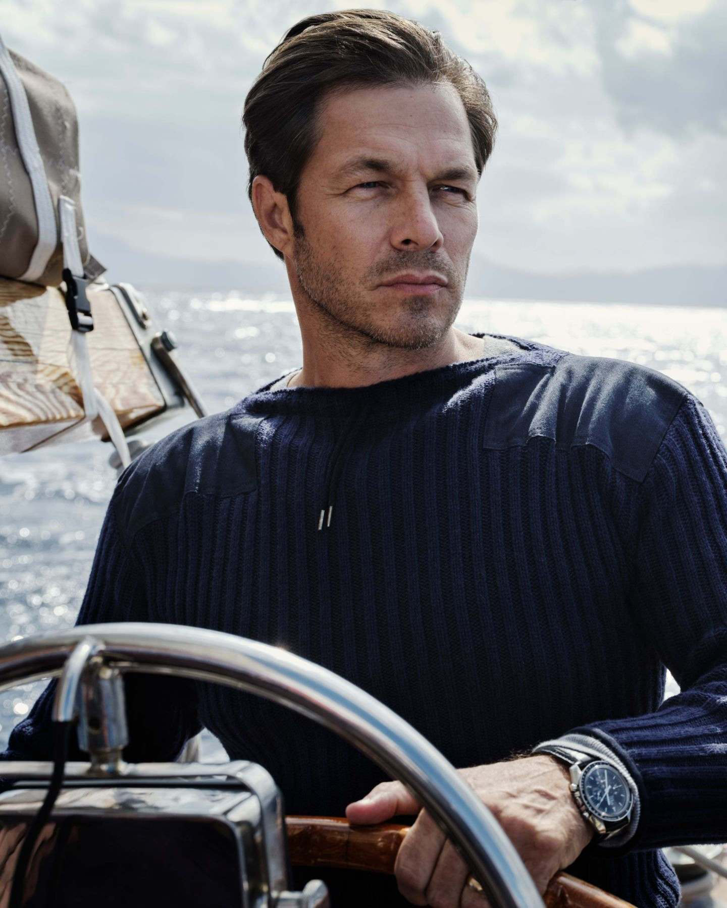 Go Bond met de N.Peal the 007 Navy Ribbed Army Sweater