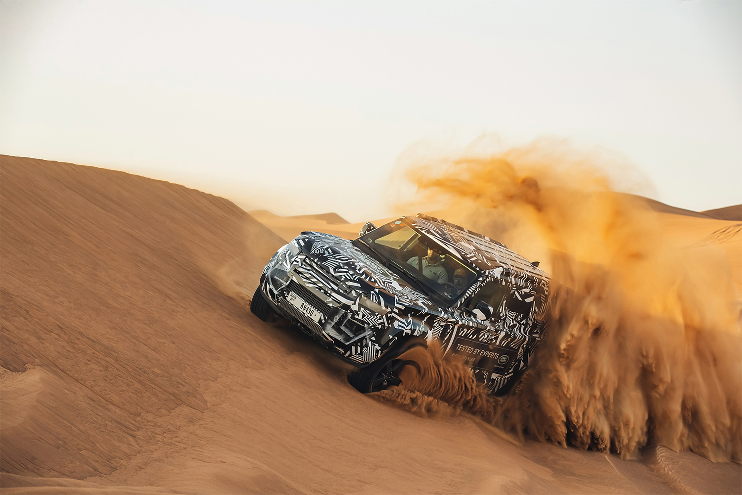 menquiry-rode-kruis-gaat-offroad-in-dubai-met-nieuwe-land-rover-defender
