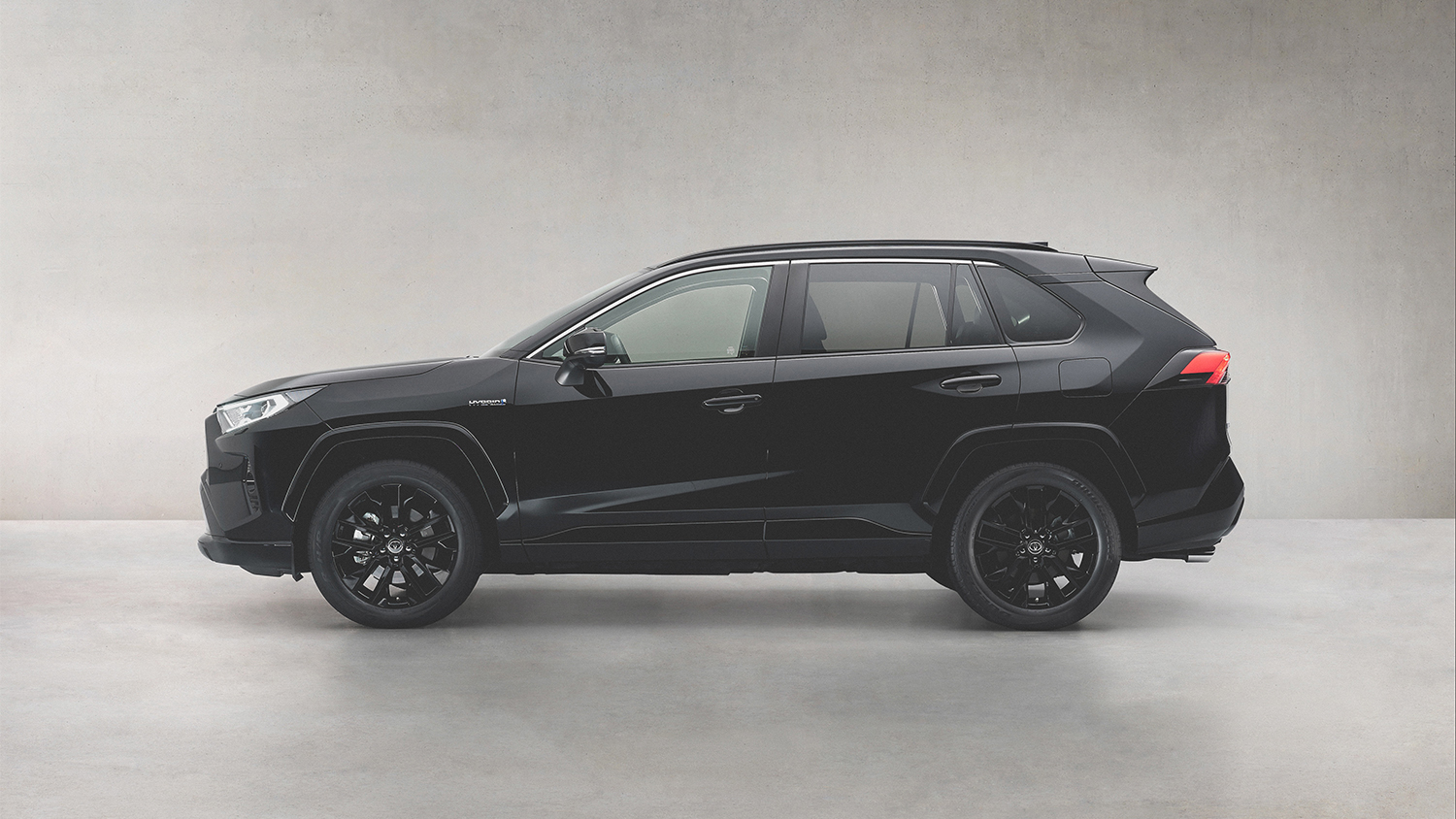 Stijlvol zwart met de Toyota RAV4 Hybrid Black Edition