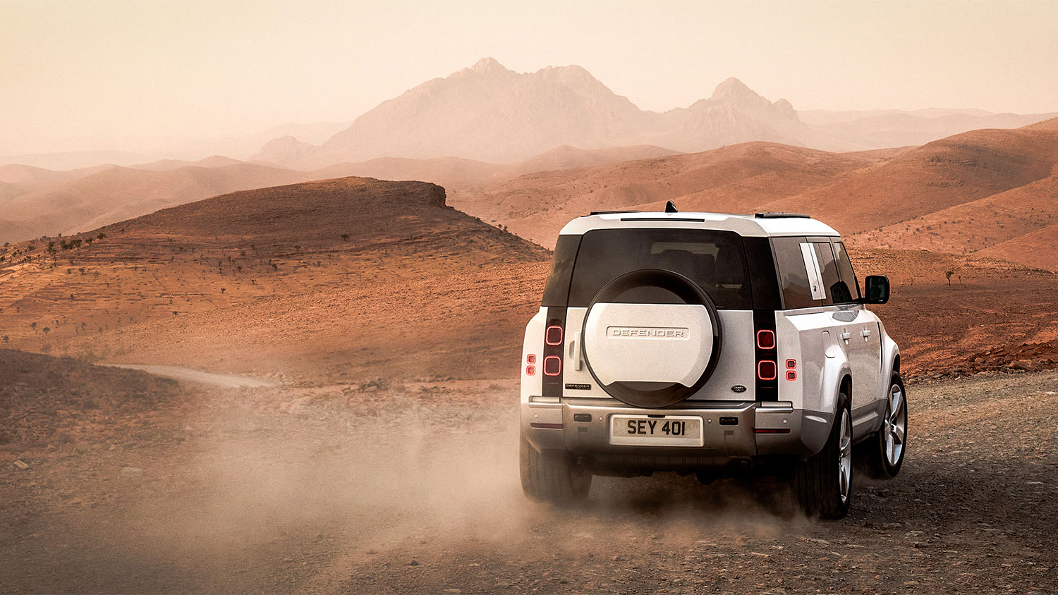Met acht man de paden af in de nieuwe Land Rover Defender 130