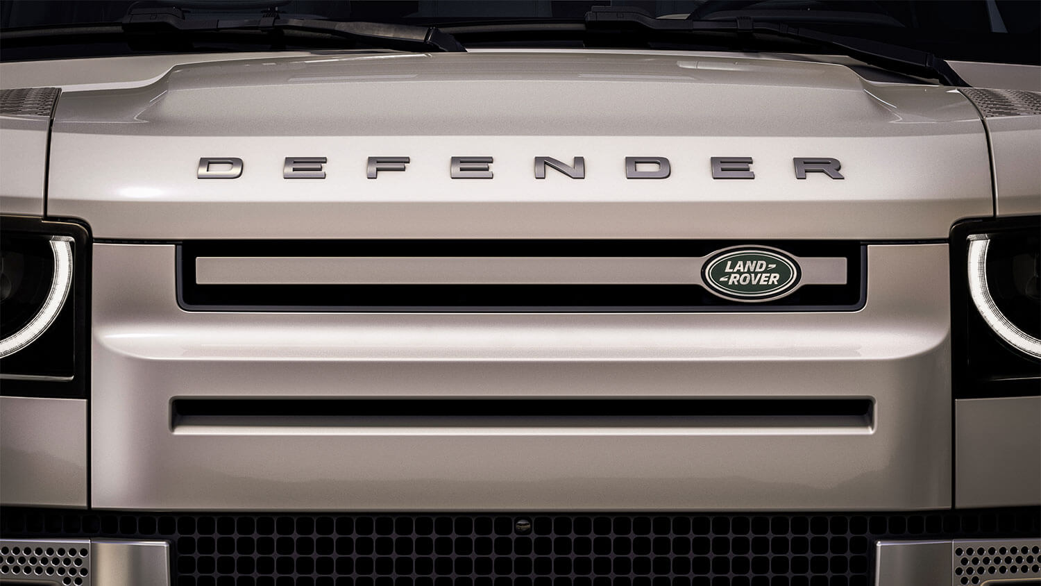 Met acht man de paden af in de nieuwe Land Rover Defender 130