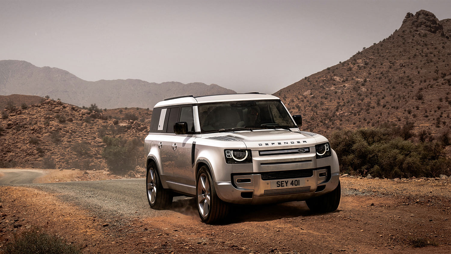 met-acht-man-de-paden-af-in-de-nieuwe-land-rover-defender-130-hero