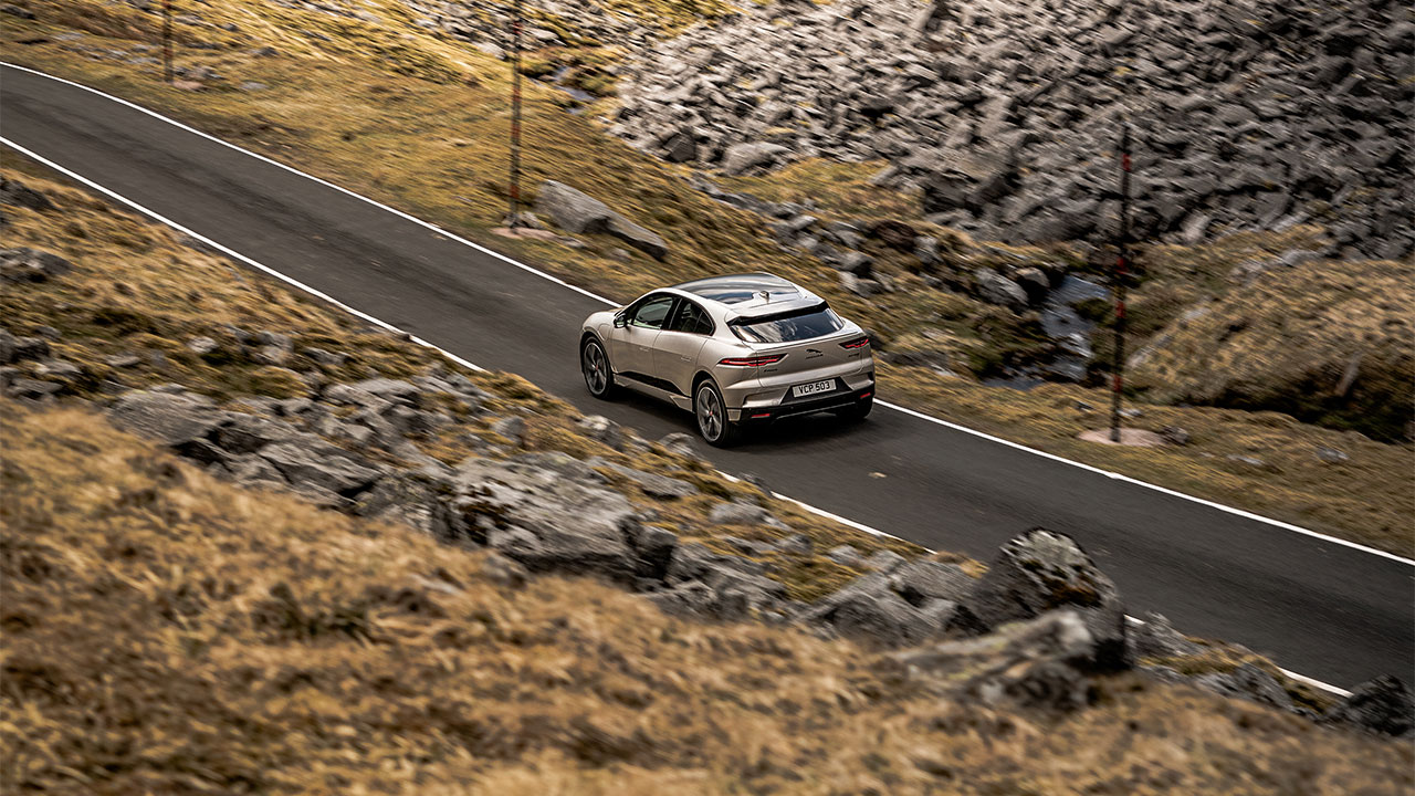 Wieleratlete Elinor Barker voltooid de ‘Everesting Challenge’ in Jaguar I-Pace