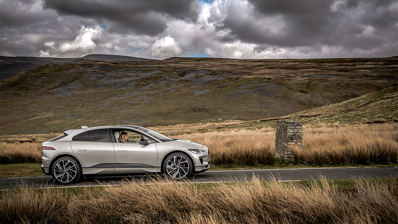 Wieleratlete Elinor Barker voltooid de ‘Everesting Challenge’ in Jaguar I-Pace
