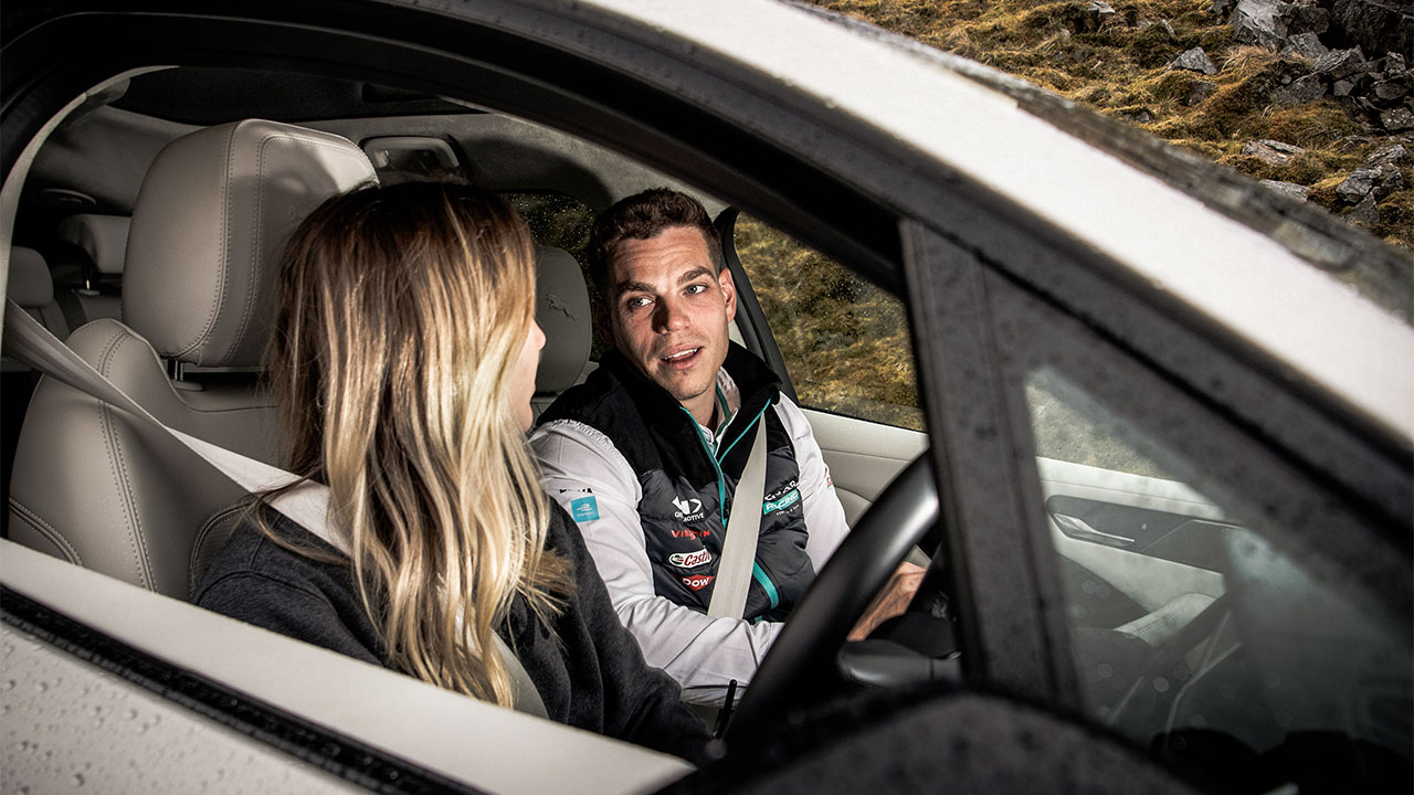 Wieleratlete Elinor Barker voltooid de ‘Everesting Challenge’ in Jaguar I-Pace
