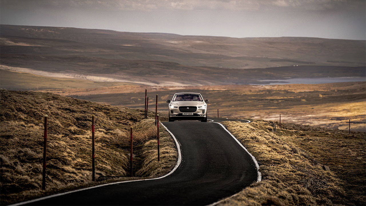 Wieleratlete Elinor Barker voltooid de ‘Everesting Challenge’ in Jaguar I-Pace