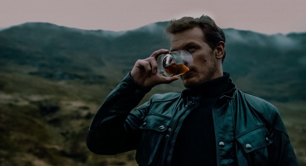 Outlander-acteur Sam Heughan lanceert whisky merk 'The Sassenach'