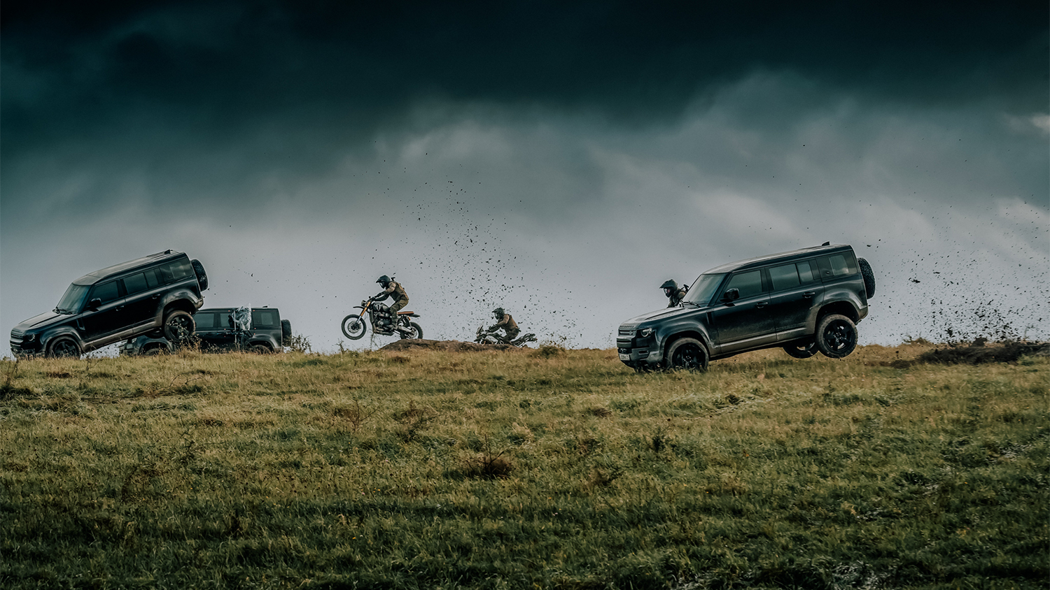 James Bond kiest luchtruim met de nieuwe Land Rover Defender in No Time To die