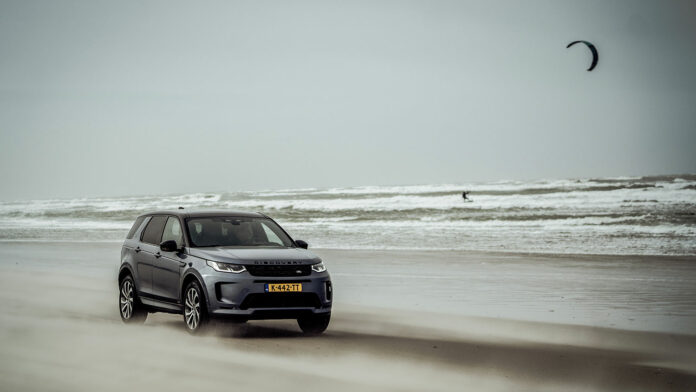 De Land Rover Plug-in Hybrid Vs Kitesurfer Youri Zoon tijdens ‘The Perfect Storm’