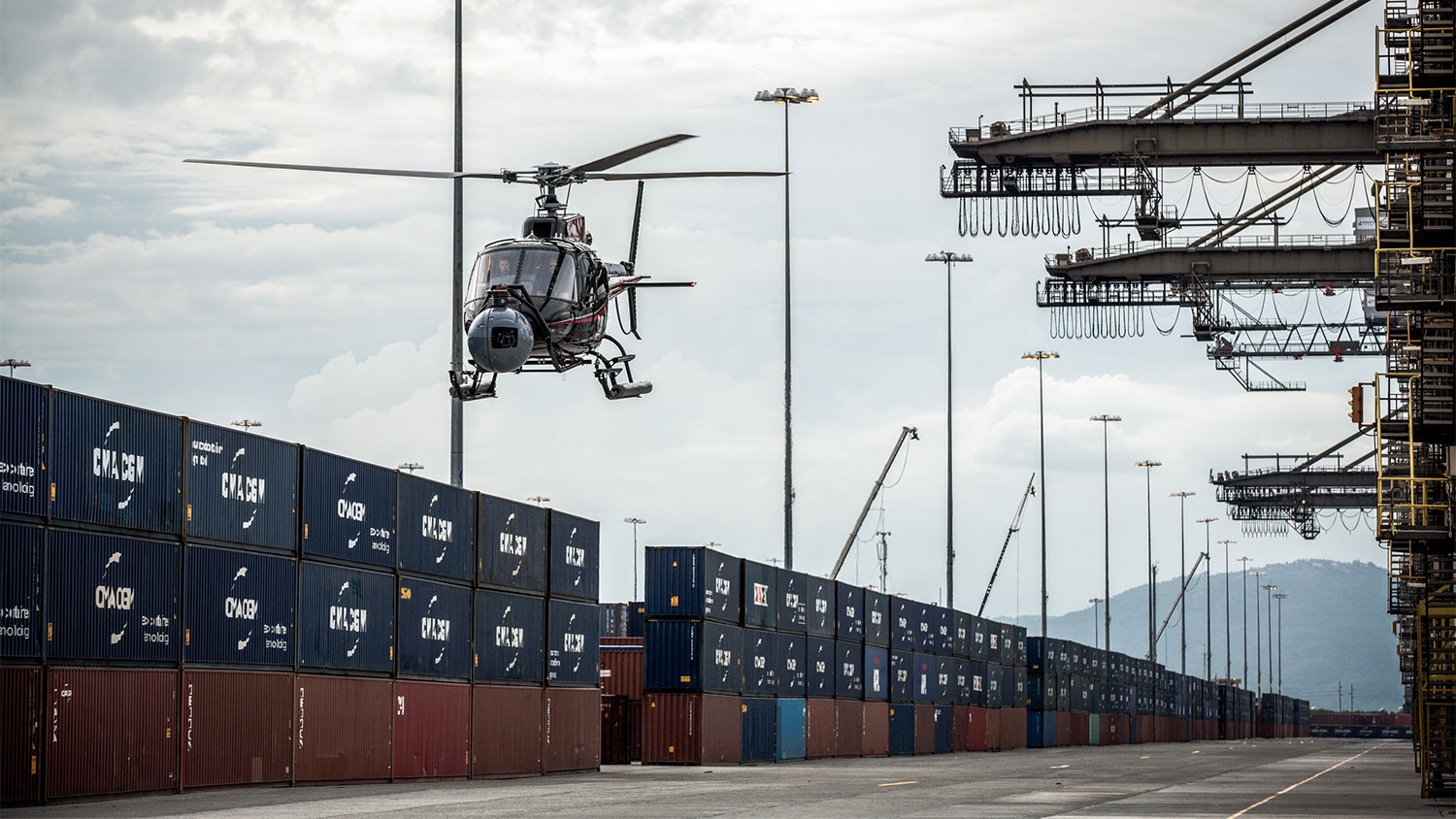 Vette scènes vol actie met een watervliegtuig rond de Jamaicaanse Kingston Container Terminals in NTTD