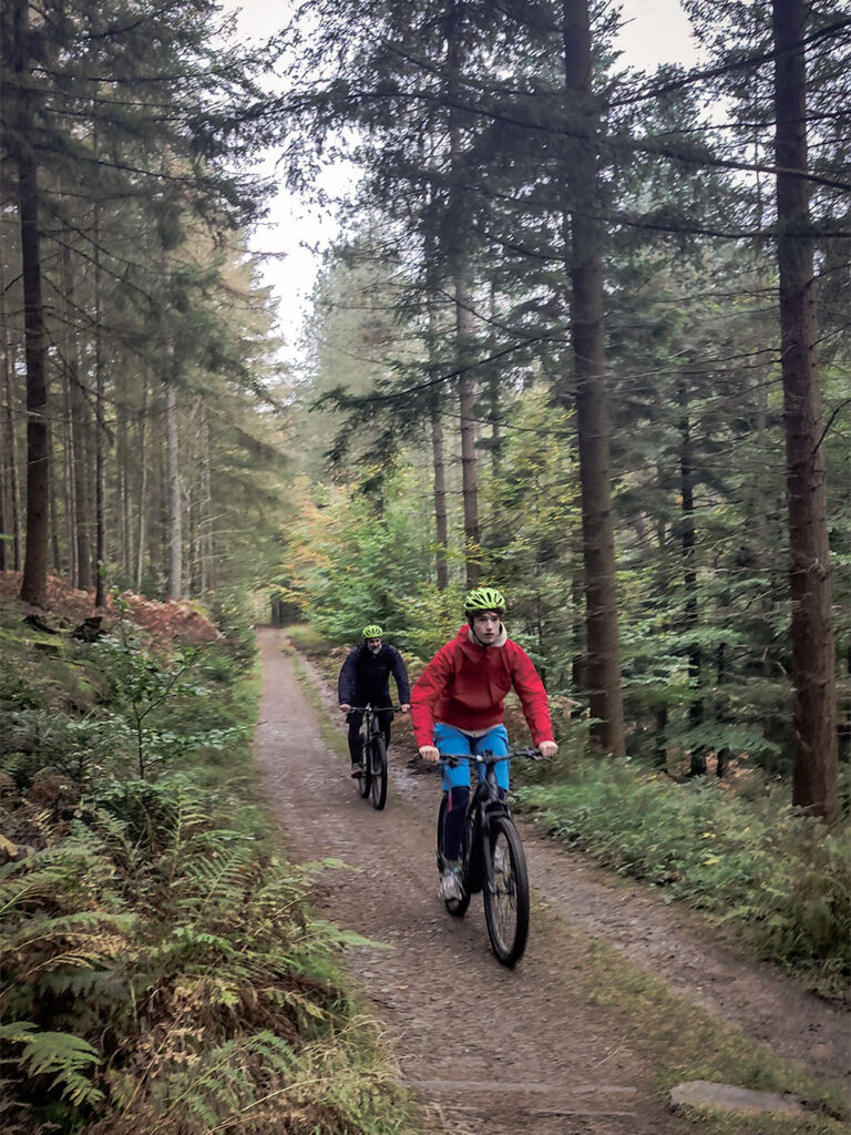 Offroad door de Ardennen: Een weekend vol modder, comfort en culinaire hoogstandjes