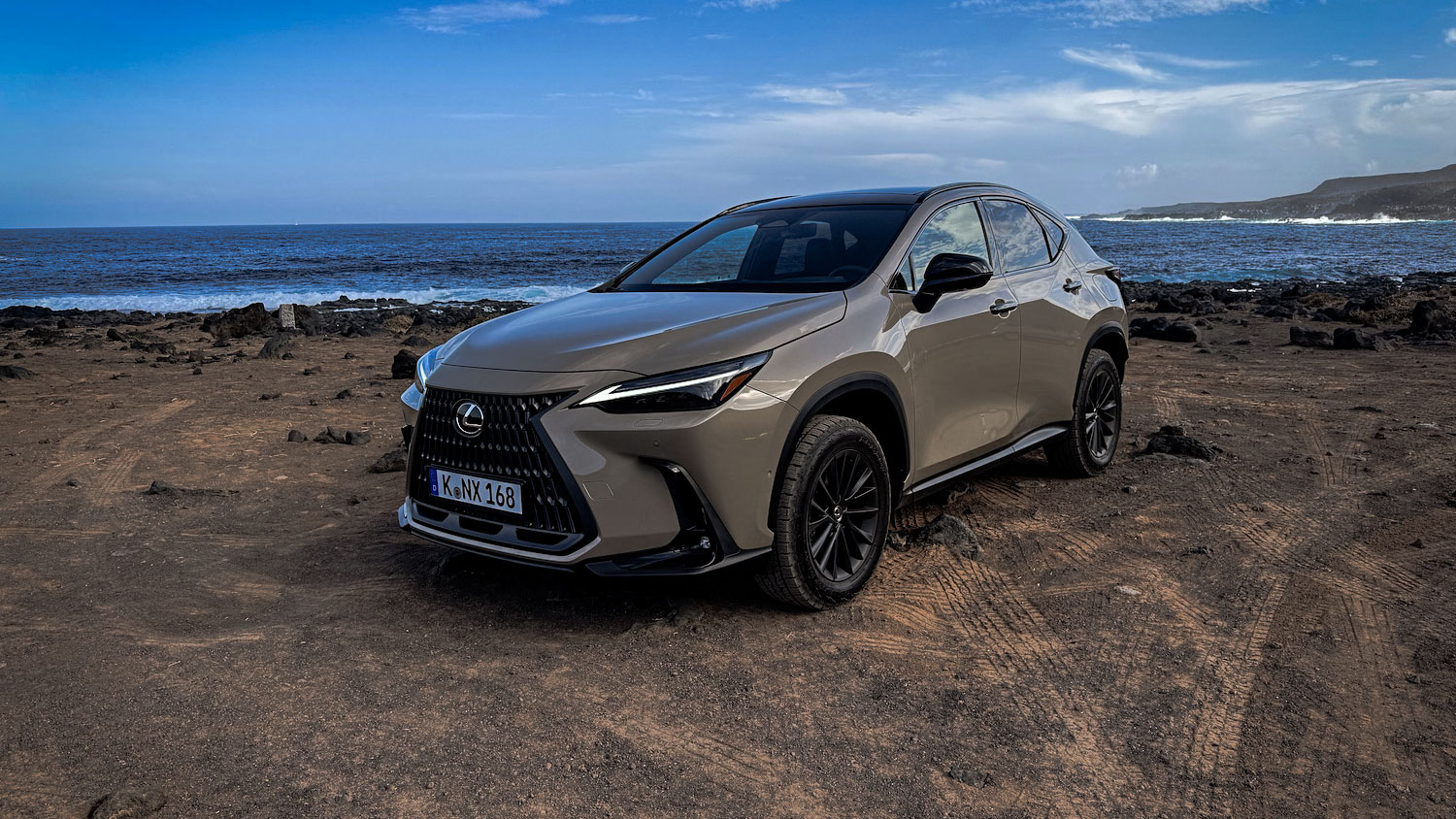 Rijden in het maanlandschap van Lanzarote per Lexus NX Overtrail