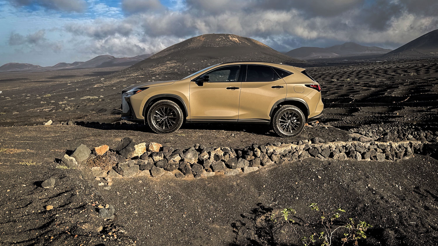 Rijden in het maanlandschap van Lanzarote per Lexus NX Overtrail