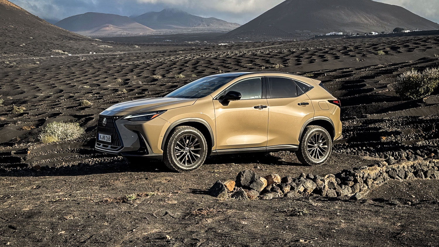 Rijden in het maanlandschap van Lanzarote per Lexus NX Overtrail