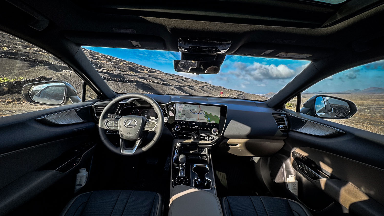 Rijden in het maanlandschap van Lanzarote per Lexus NX Overtrail